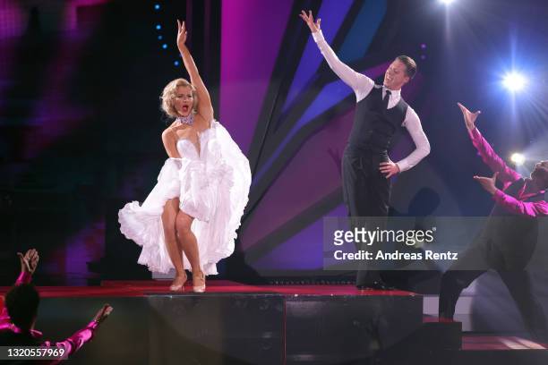 Valentina Pahde and Valentin Lusin perform on stage during the final show of the 14th season of the television competition "Let's Dance" on May 28,...