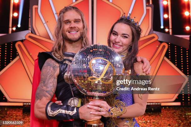 Rurik Gislason and Renata Lusin celebrate their 1st place at the final show of the 14th season of the television competition "Let's Dance" on May 28,...