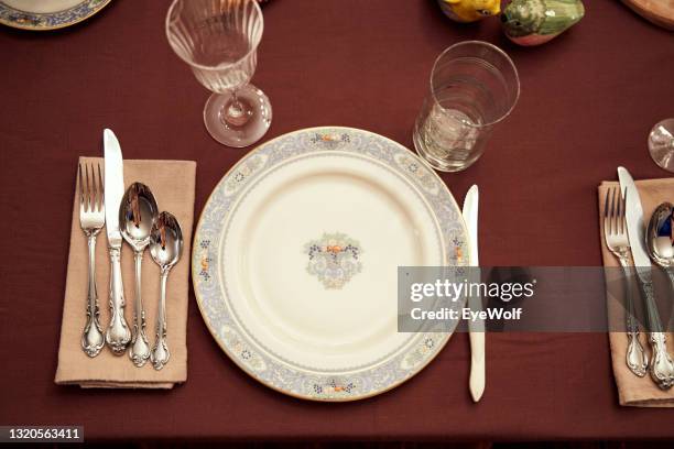 overhead shot of a thanksgiving table set up with fine china. - leerer teller stock-fotos und bilder