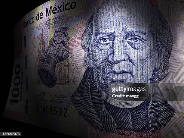 miguel hidalgo's close up in tausend pesos bill - 1000 stock-fotos und bilder