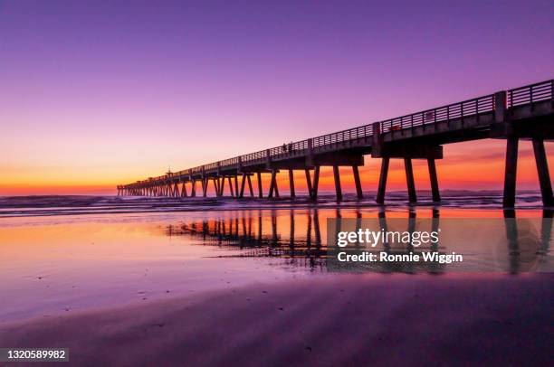 purple sky's over jacksonville pier - jacksonville florida stock-fotos und bilder