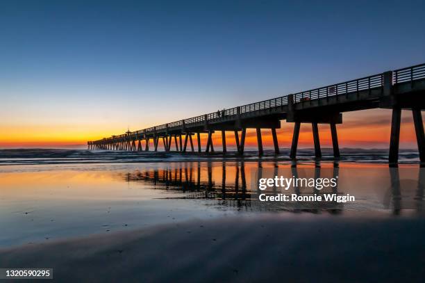 sunrise at jacksonville pier - jacksonville florida stock-fotos und bilder