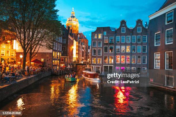 amsterdam canals and bridges illuminated at night - amsterdam canal stock pictures, royalty-free photos & images