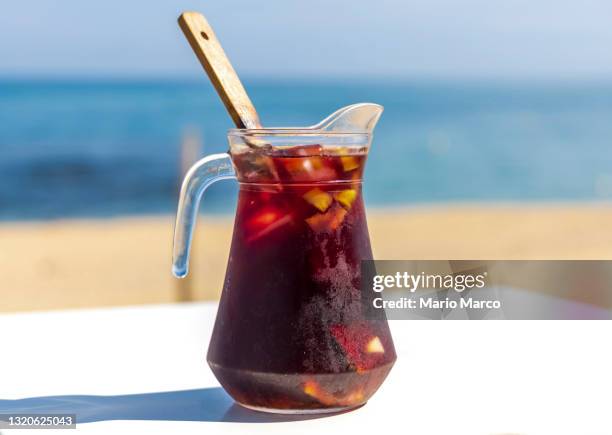 typical spanish drink "sangria" - jug - fotografias e filmes do acervo