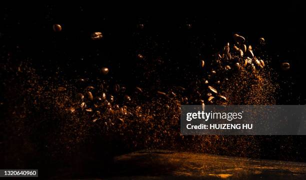 coffee powder and coffee beans explosion flying in the air, coffee splash - geroosterde koffieboon stockfoto's en -beelden