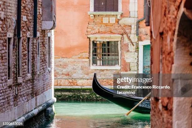 gondola and canals, venice, veneto, italy - venise stock pictures, royalty-free photos & images