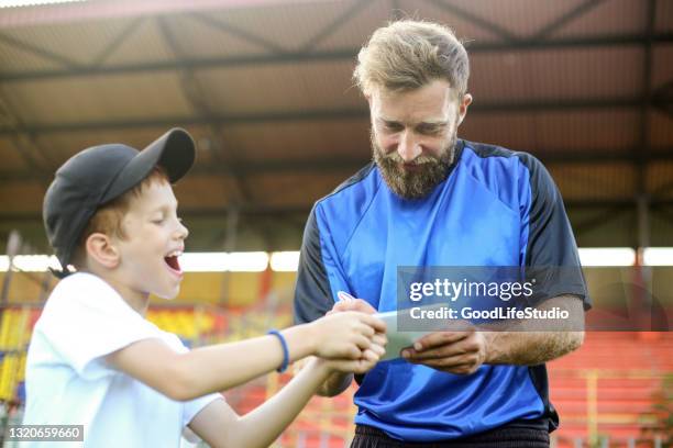 jugador de fútbol firmando un autógrafo - autograph fotografías e imágenes de stock