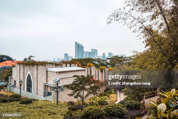 villa on gulangyu island with the background of city skyline. - 鼓浪嶼 ストックフォトと画像