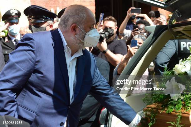 Francesco Menegatti touches the coffin during the funeral of dancer Carla Fracci at Chiesa di San Marco on May 29, 2021 in Milan, Italy. The...