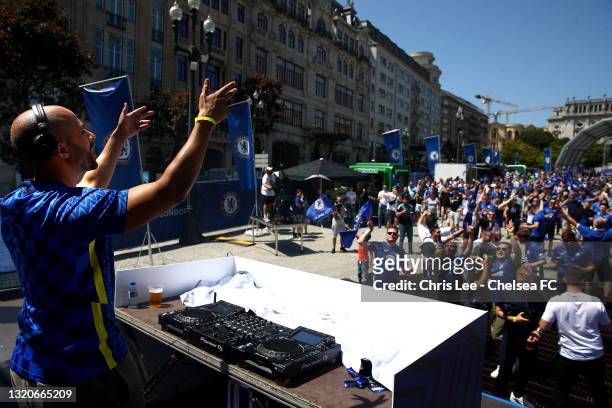Marvin Humes in action in the Chelsea Fan Zone ahead of the UEFA Champions League Final between Manchester City and Chelsea at Estadio do Dragao on...