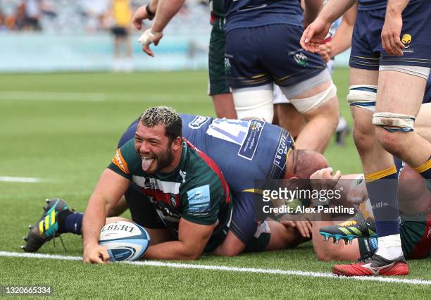 Ellis Genge of Leicester Tigers celebrates after scoring his sides second try during the Gallagher Premiership Rugby match between Worcester Warriors...