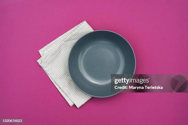 beautiful empty plate with a napkin on a pink background. - checkered table cloth stock pictures, royalty-free photos & images