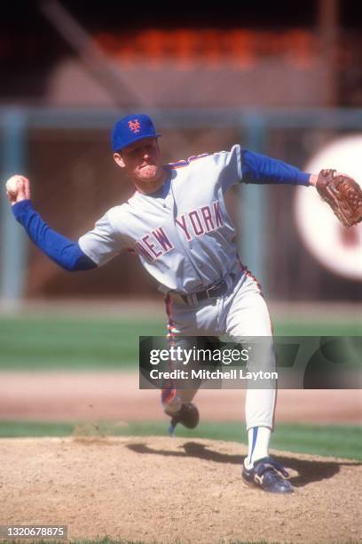 Jeff Innis of the New York Mets pitches during a baseball game on against the San Francisco Giants on May 21, 1992 at Candlestick Park in San...