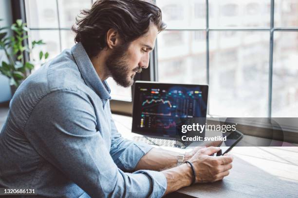 geschäftsmann arbeitet von zu hause aus - börsenhandel finanzberuf stock-fotos und bilder