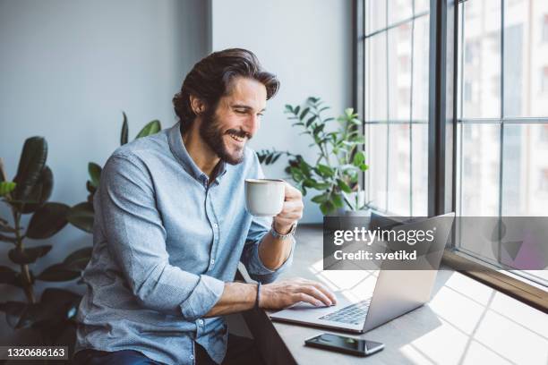 hombre de negocios que trabaja desde casa - ordenador fotografías e imágenes de stock