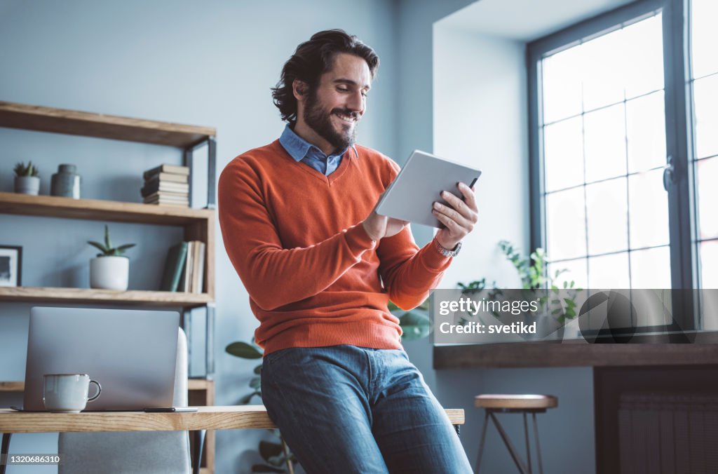 Uomo d'affari che lavora dall'ufficio domestico