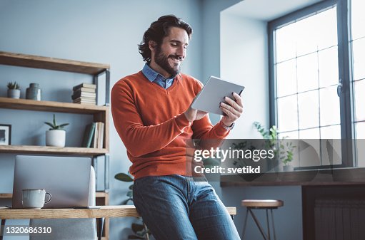 Zakenman die van huisbureau werkt Zakenman die van huisbureau werkt