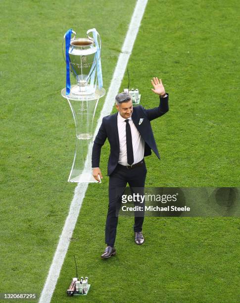 Vitor Baia waves as the Champions League Trophy is seen prior to the UEFA Champions League Final between Manchester City and Chelsea FC at Estadio do...