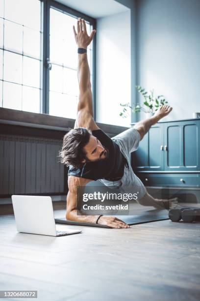 young men exercising at home - bodyweight training stock pictures, royalty-free photos & images