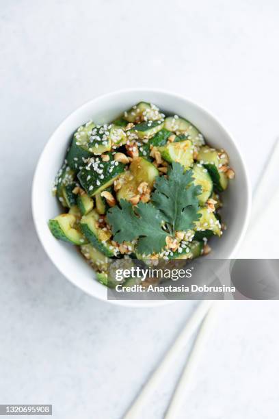 verse aziatische komkommersalade met pinda en peterselie. - cucumber stockfoto's en -beelden