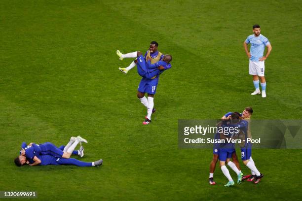 Kurt Zouma, Ngolo Kante and teammates of Chelsea celebrate victory as Sergio Aguero of Manchester City looks dejected following the UEFA Champions...