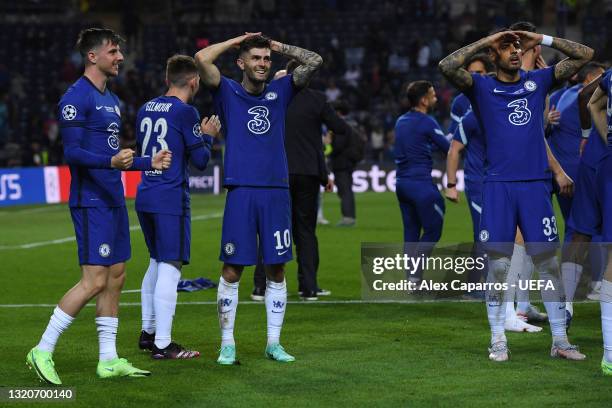 Mason Mount, Christian Pulisic and Emerson Palmieri of Chelsea celebrate winning the Champions League following the UEFA Champions League Final...