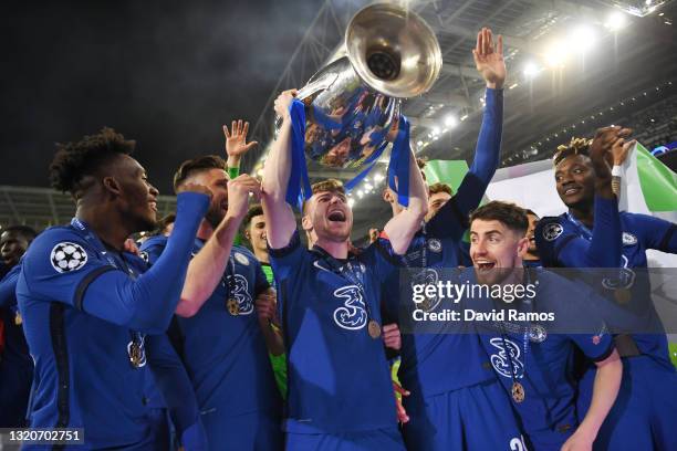 Timo Werner of Chelsea celebrates with the Champions League Trophy alongside Callum Hudson-Odoi, Olivier Giroud, Kai Havertz, Jorginho and Tammy...