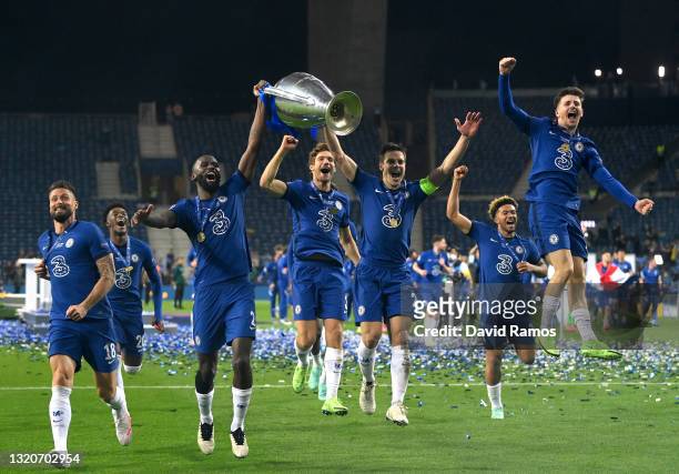 Antonio Ruediger and Cesar Azpilicueta of Chelsea celebrate with the Champions League Trophy alongside teammates Olivier Giroud, Marcos Alonso, Reece...