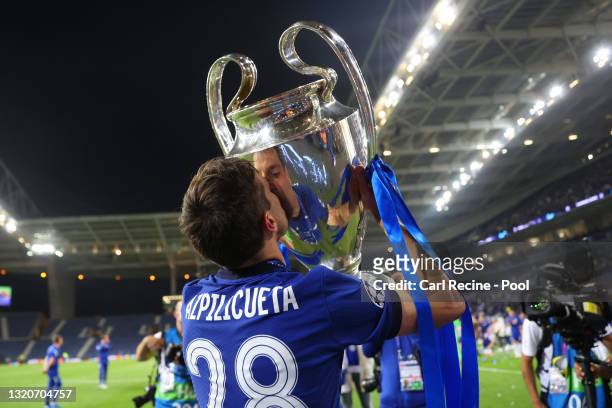 Cesar Azpilicueta of Chelsea kisses the Champions League trophy following victory during the UEFA Champions League Final between Manchester City and...