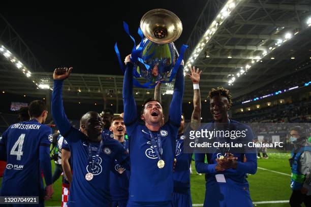 Ben Chilwell of Chelsea celebrates with the Champions League Trophy alongside teammates Ngolo Kante and Tammy Abraham following their team's victory...