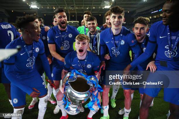 Timo Werner of Chelsea celebrates with the Champions League Trophy alongside teammates Callum Hudson-Odoi, Olivier Giroud, Kai Havertz, Jorginho and...