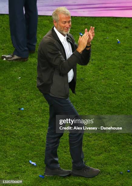 Roman Abramovich, owner of Chelsea applauds the fans after the UEFA Champions League Final between Manchester City and Chelsea FC at Estadio do...