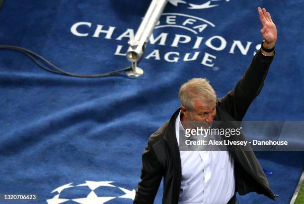 Roman Abramovich, owner of Chelsea waves towards the fans after the UEFA Champions League Final between Manchester City and Chelsea FC at Estadio do...