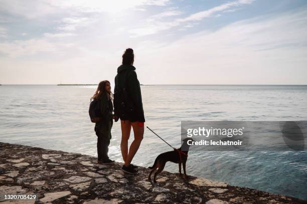 mutter und tochter entspannen am mittelmeer - adria in rovinj, kroatien - croatia girls stock-fotos und bilder