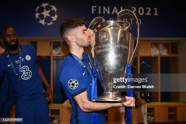 Christian Pulisic of Chelsea kisses the Champions League trophy inside the dressing room following victory during the UEFA Champions League Final...