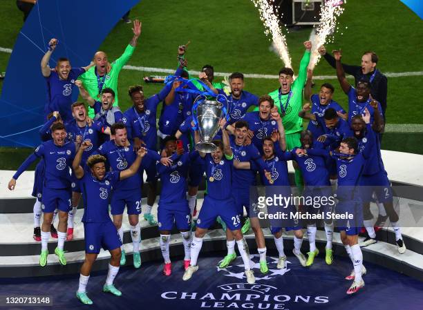 Cesar Azpilicueta the captain of Chelsea lifts the Champions League Trophy following their team's victory during the UEFA Champions League Final...