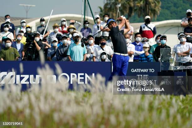 Yuta Ikeda of Japan hits his tee shot on the 1st hole during The Mizuno Open at JFE Setonaikai Golf Club on May 30, 2021 in Kasaoka, Okayama, Japan.