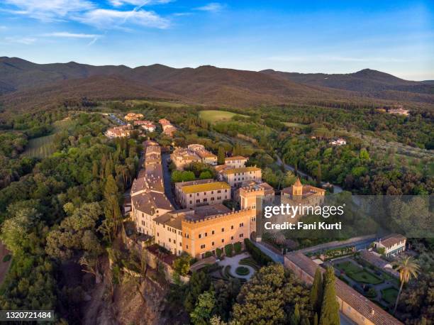 de toscaanse stad van bolgheri van drone bij zonsondergang - livorno provincie stockfoto's en -beelden