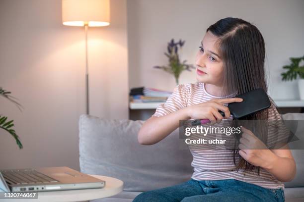 ragazza adolescente pettinare i capelli. - pettine foto e immagini stock