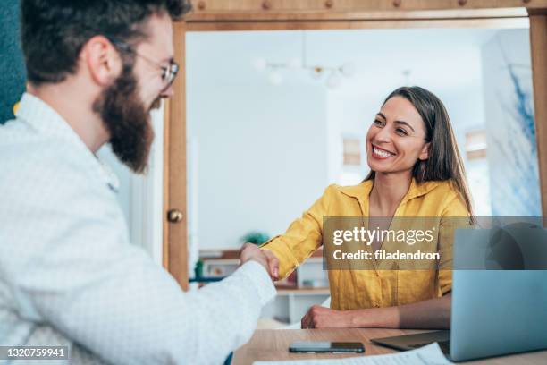 handshake im büro - osteuropäischer abstammung stock-fotos und bilder