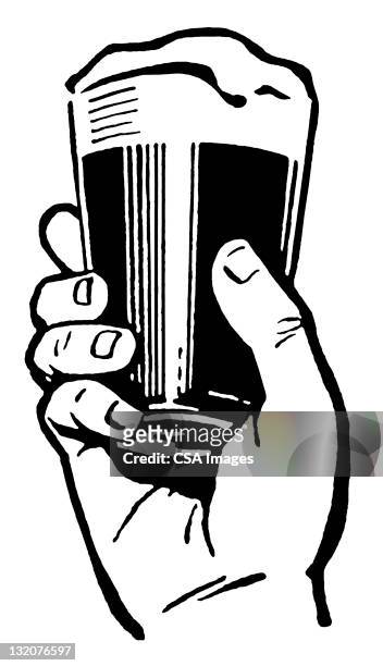 ilustraciones, imágenes clip art, dibujos animados e iconos de stock de mano agarrando vaso de cerveza - sediento