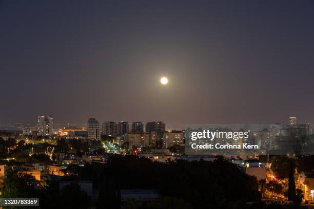 super moon rises above tel aviv, israel - eclipse fotografías e imágenes de stock