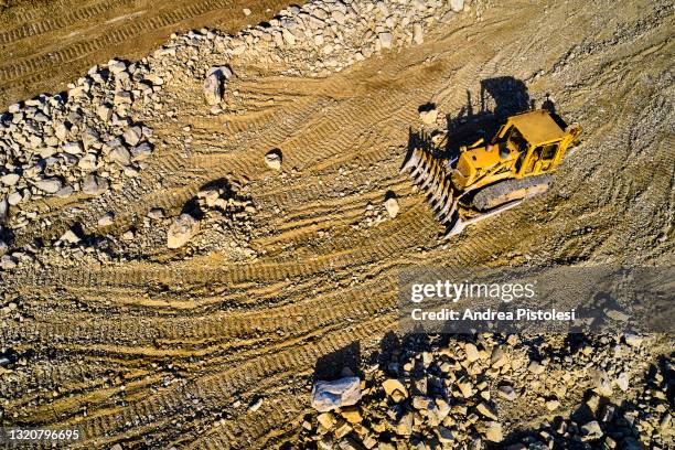 vineyard construction in chianti, tuscany, italy - ruspa foto e immagini stock