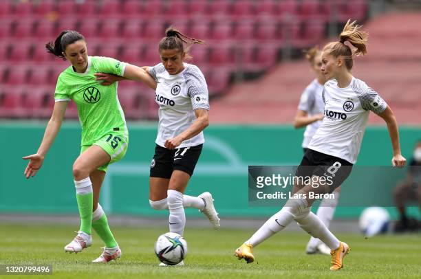Ingrid Syrstad Engen of VfL Wolfsburg clashes with Laura Feiersinger of Eintracht Frankfurt as Sjoeke Nusken of Eintracht Frankfurt makes a...