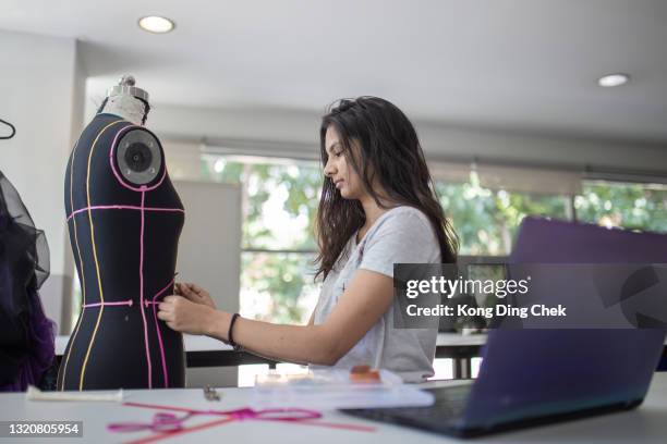 weibliche college-mode-studentin, die den unterricht im klassenzimmer besucht und an ihrem modedesign arbeitet - textile industry stock-fotos und bilder