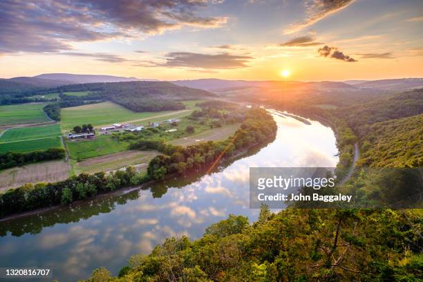 summer sunset on the susquehanna river - pennsylvania stockfoto's en -beelden
