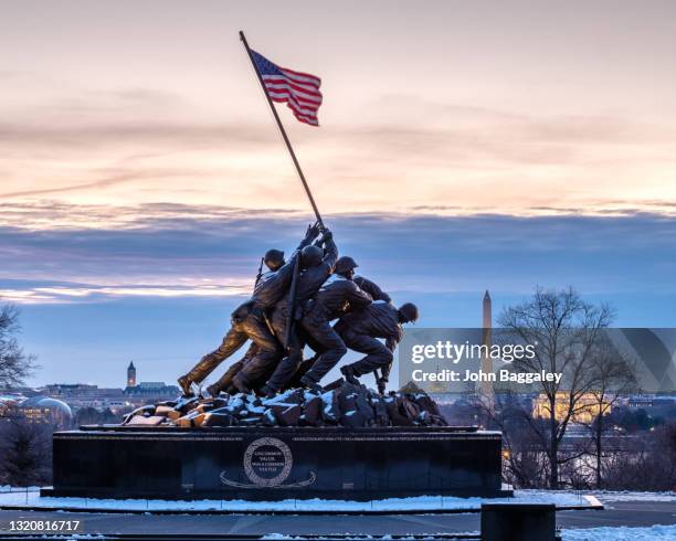 snow at the marine corps war memorial - iwo jima memorial photos et images de collection