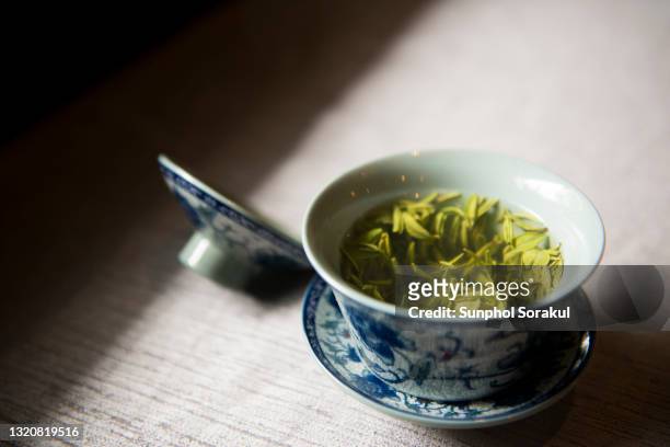 traditional chinese tea cup with green tea - 中国茶 ストックフォトと画像