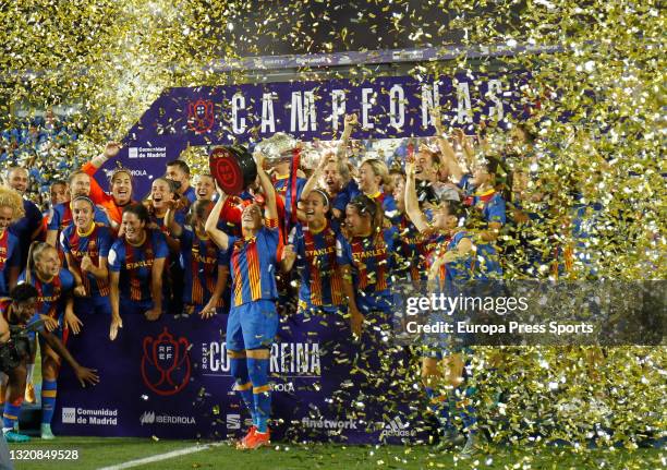Players of FC Barcelona celebrate the victory with the trophy during the spanish women cup, Copa de la Reina, Final match played between FC Barcelona...