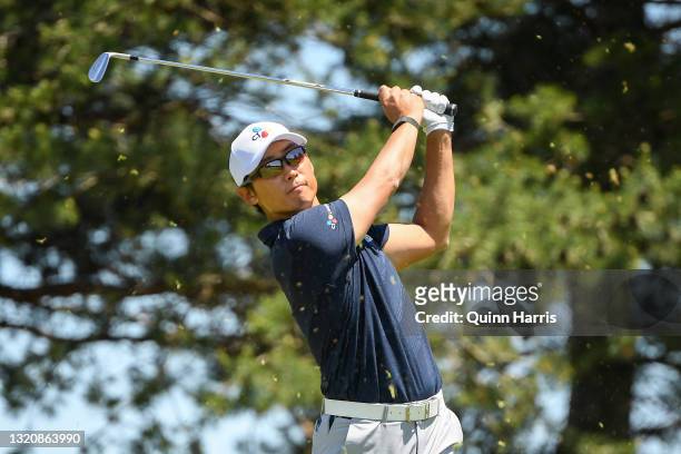Whee Kim plays his tee shot on the 14th hole during the final round of the Evans Scholar Invitational at the Glen Club on May 30, 2021 in Glenview,...